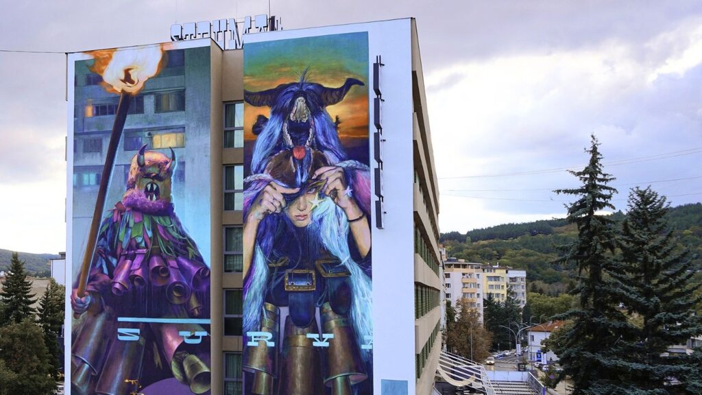 La tradición de “Surva” cobra vida en un mural de Pernik