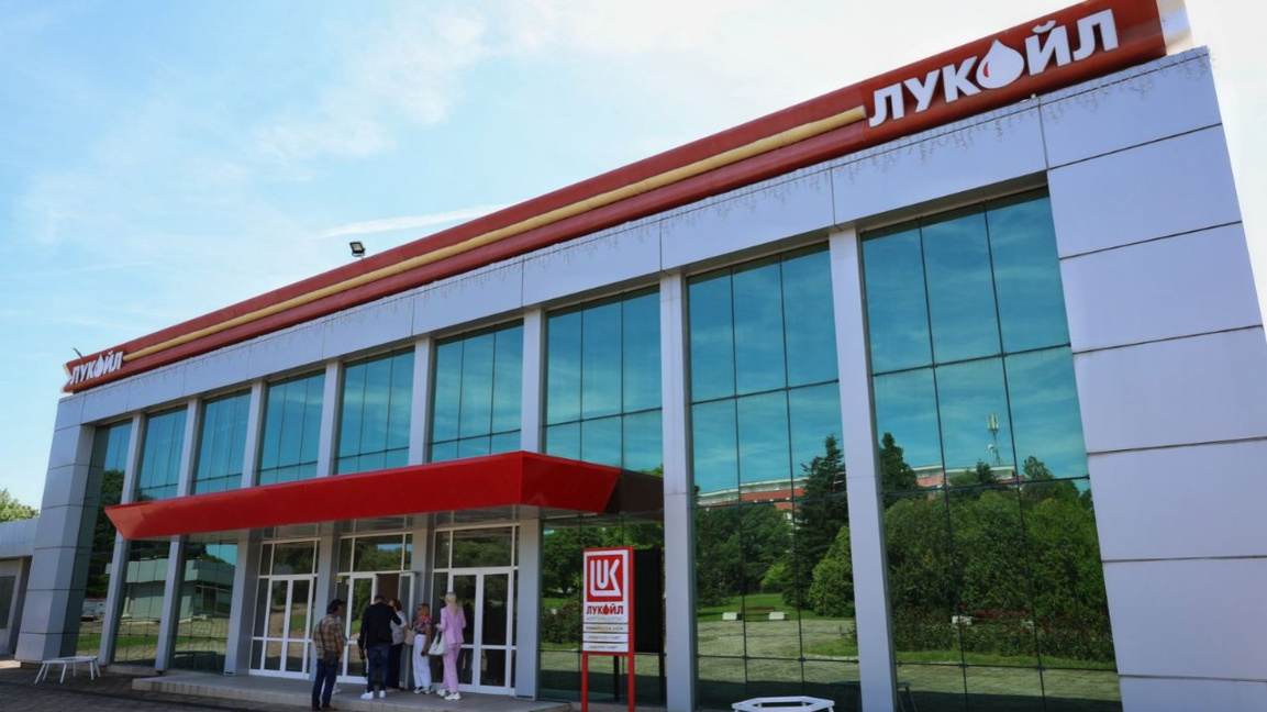 Los activos búlgaros de Lukoil serán adquiridos por Todd Boehly