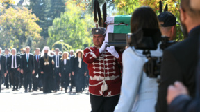 Miles de personas recibieron los restos mortales del zar Samuel en Sofía