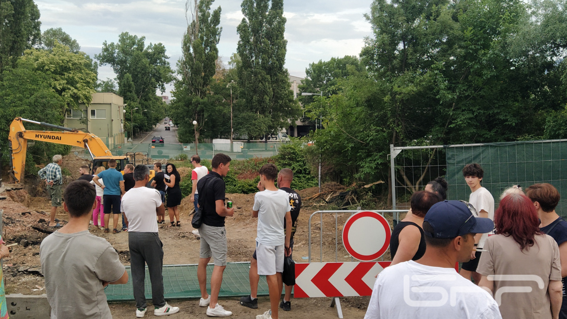 Граждани от столичния район "Овча купел“ протестираха срещу изграждането на нов автомобилен мост в района.
