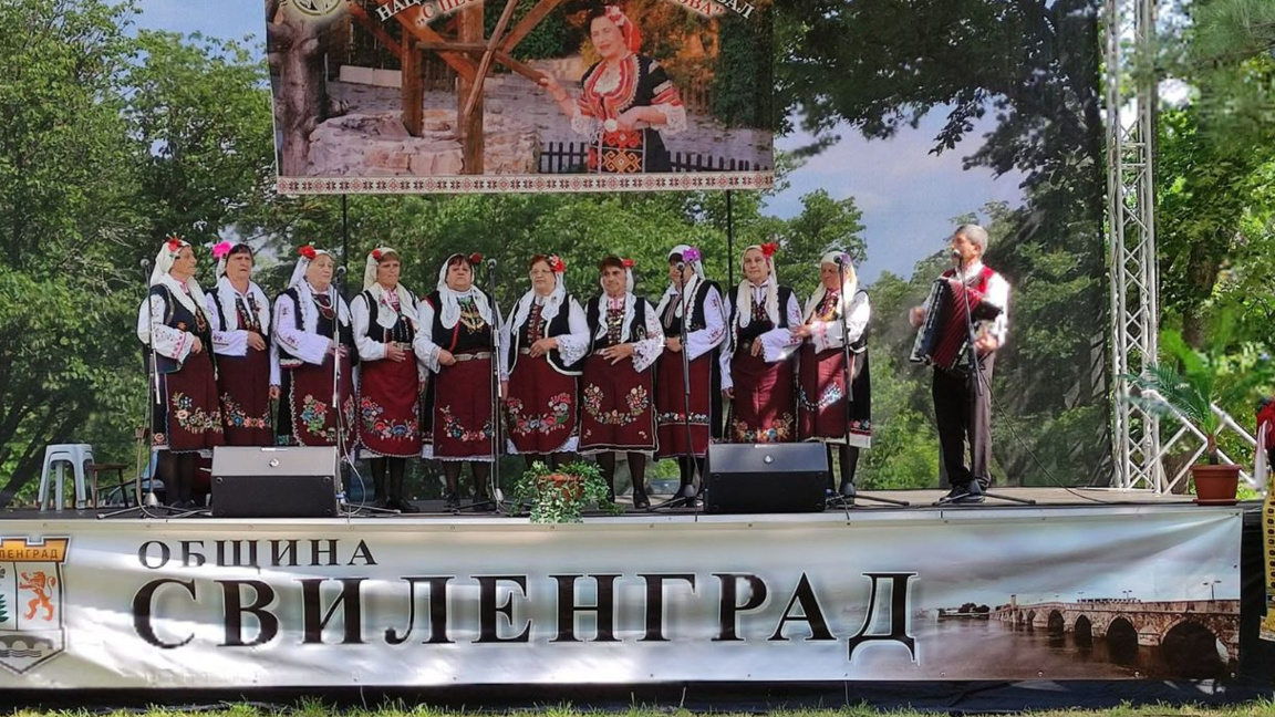 Bulgarians, Greeks and Turks showcase their folklore at a festival in Sladun