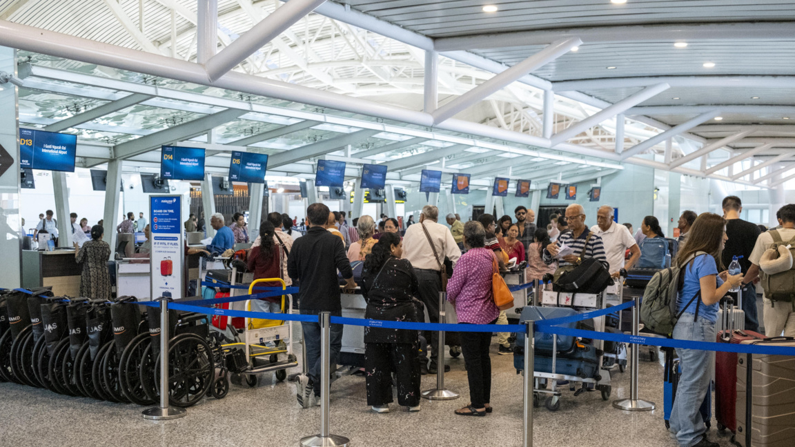 Хаос при пътуванията след затварянето на ключови летища в Близкия изток