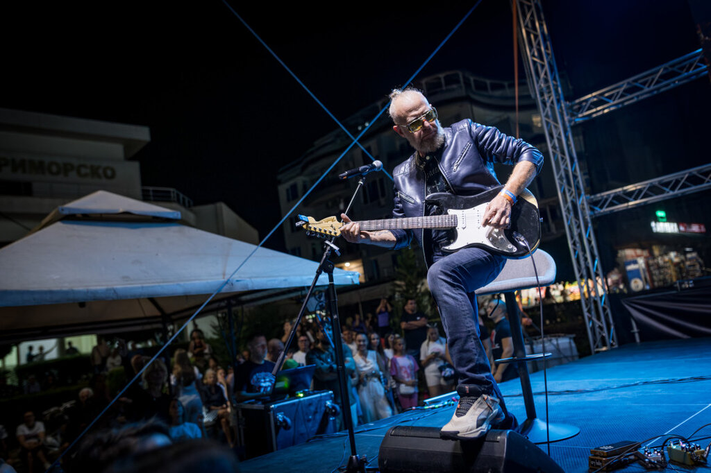 "Before You Say No" – D2 reunite in their original lineup