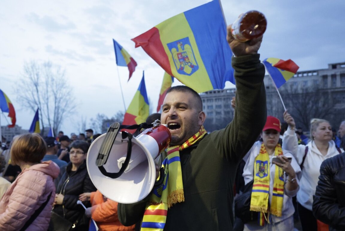 Привърженици на Калин Джорджеску на протест пред Конституционния съд на Румъния - Букурещ, 11 март 2025