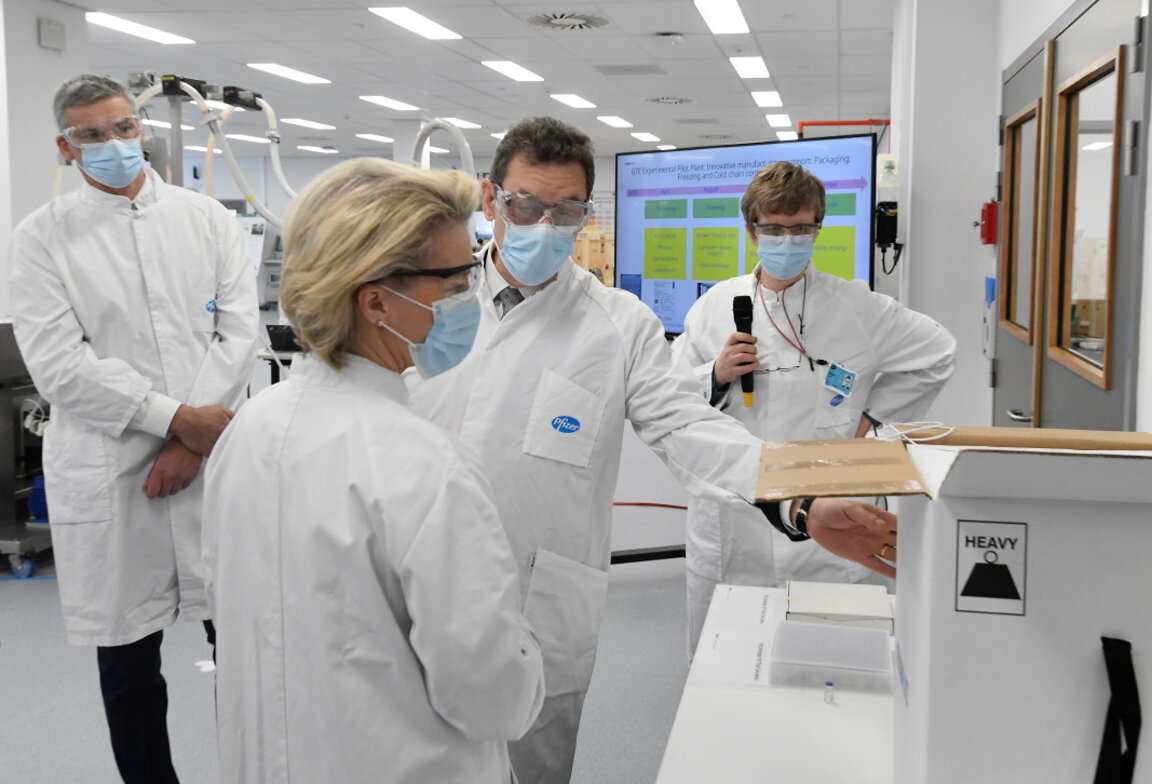 Урсула фон дер Лайен и Алберт Бурла във фабрика на "Пфайзер" в Белгия, 23 април 2021 г.