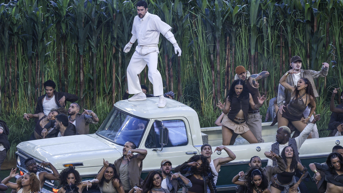 Бед Бъни по време на изпълнението си на полувремето на Супербоул.