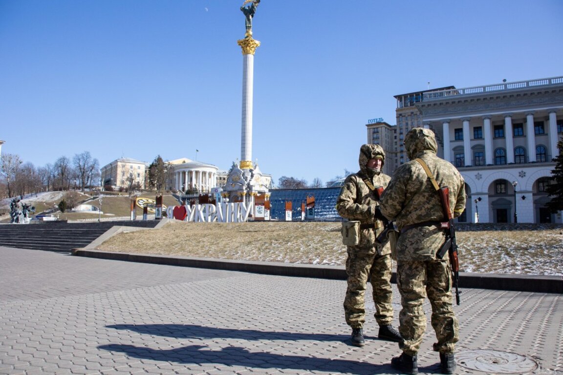 Военни в центъра на Киев, 10 март 2022 г.