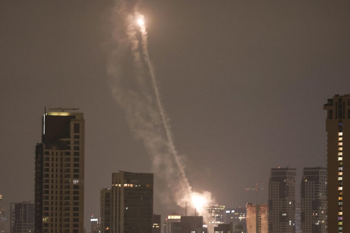 Израелската ПВО отразява ракетна атака над Тел Авив, 16 юни 2025 г.