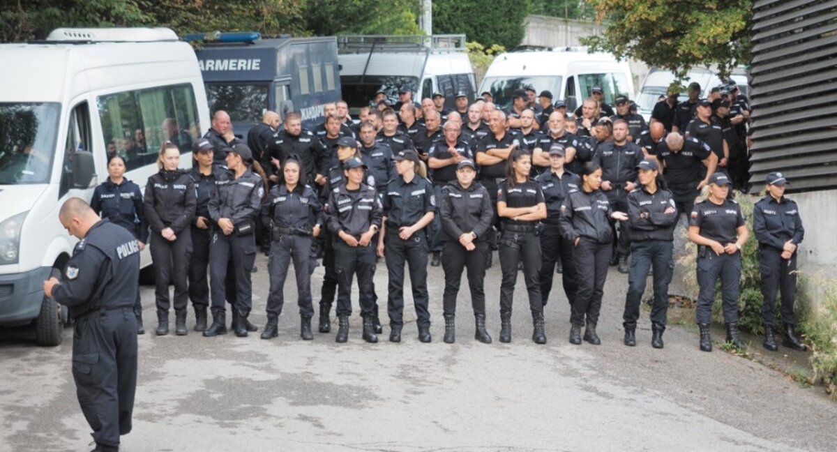 Засиленото полицейско присъствие около сарая на Доган в "Бояна" остава