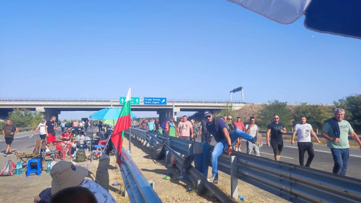 Блокадата на магистрала "Тракия" остава