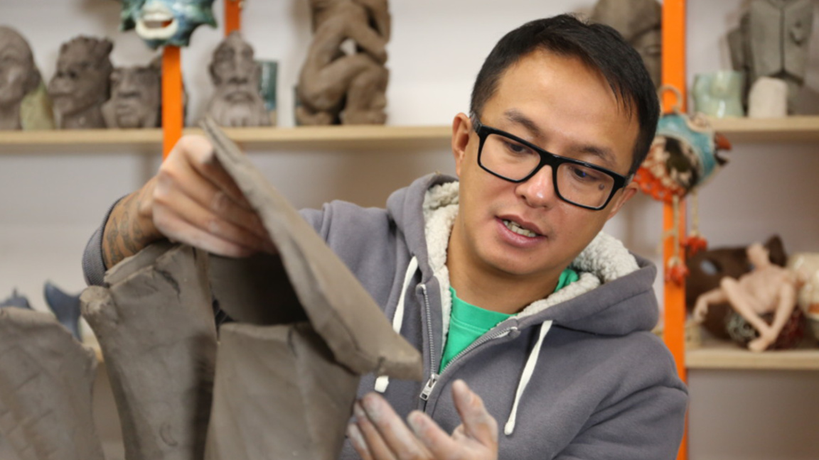 Ву Нгуен в ателието си