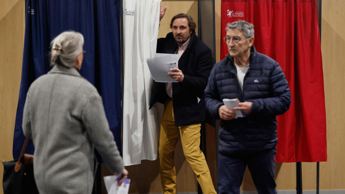 В избирателна секция в Льо Туке-Пари-Плаж, Северна Франция, 15 март 2026 г.