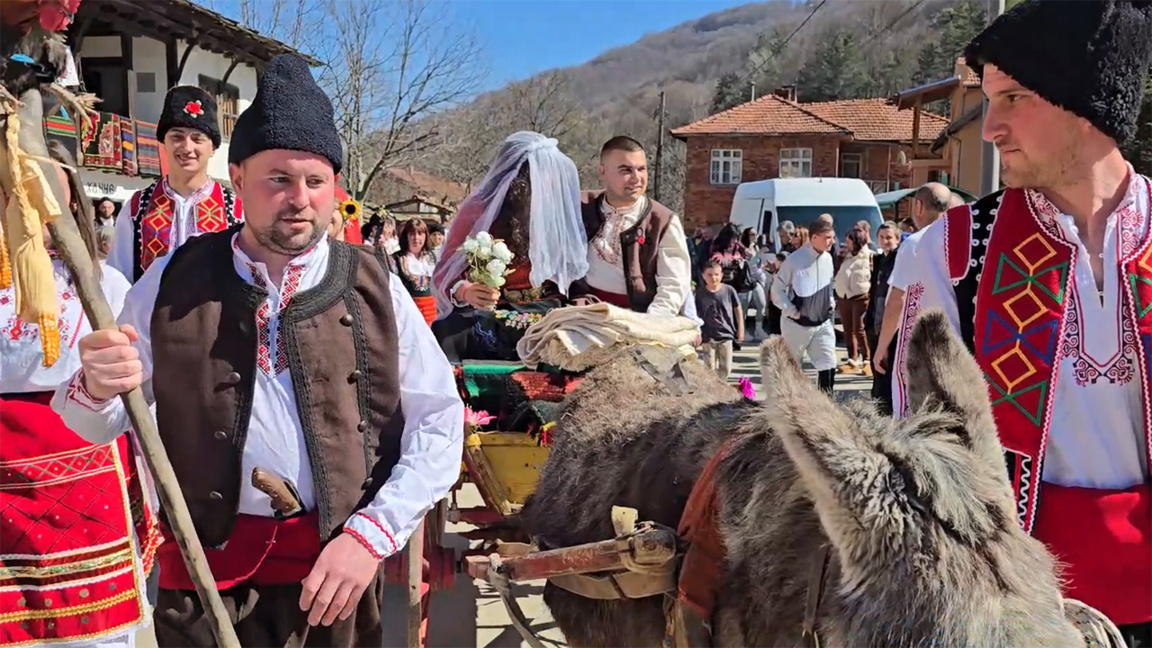 Hombres hacen de novia en la tradición d...