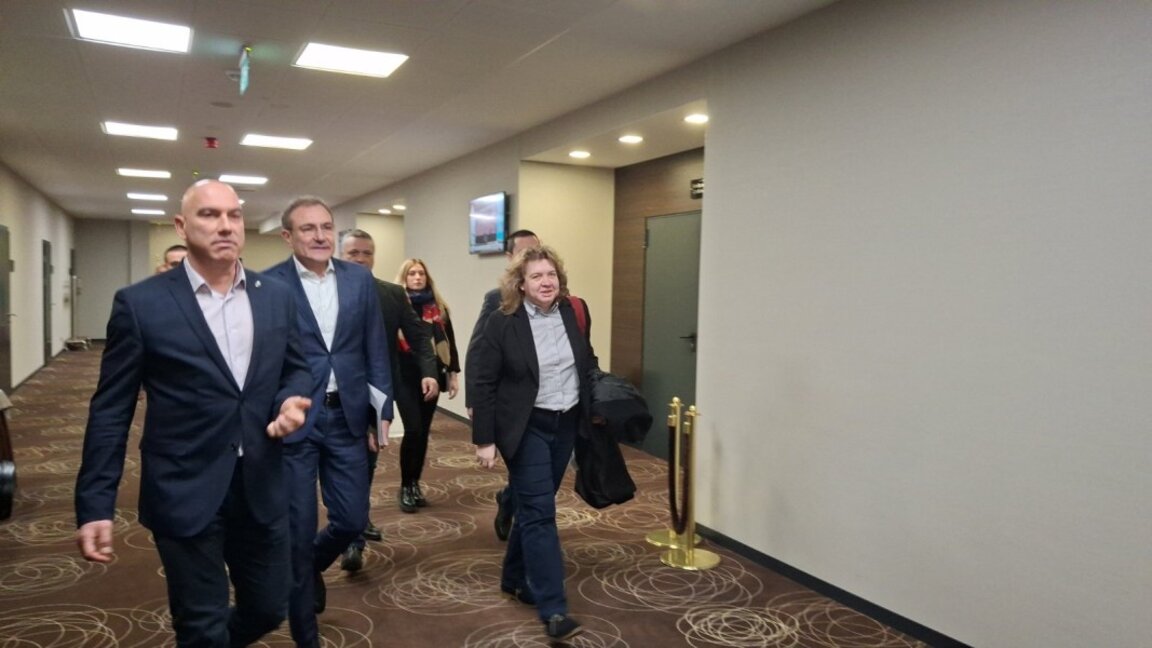 Министърът на труда и социалната политика Борислав Гуцанов (в средата) и председателката на Народното събрание Наталия Киселова (вдясно) - Бургас, 9 февруари 2025