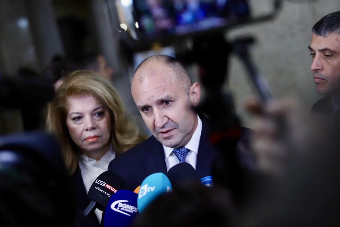 Румен Радев и Илияна Йотова на влизане в Народното събрание