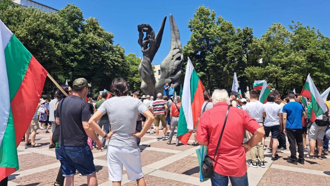 Стотици пловдивчани на протест в защита на лева