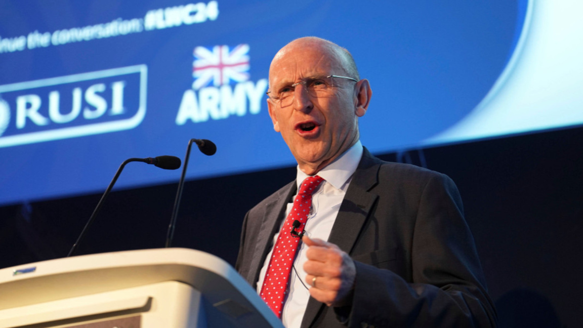 Британският министър на отбраната Джон Хийли.