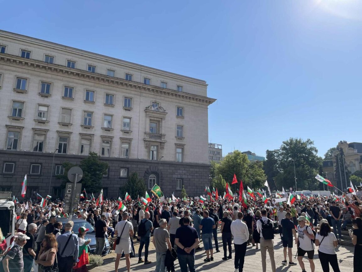 Стотици протестират в подкрепа на българския лев, движението по бул. ”Цар Освободител” е блокирано