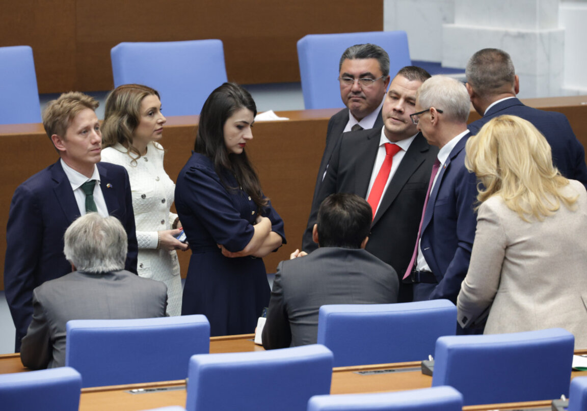 Ивайло Шотев, Павела Митова, Лена Бориславова, Танер Али, Станислав Балабанов и Николай Денков (от ляво надясно) в НС -  20 ноември 2024 г .