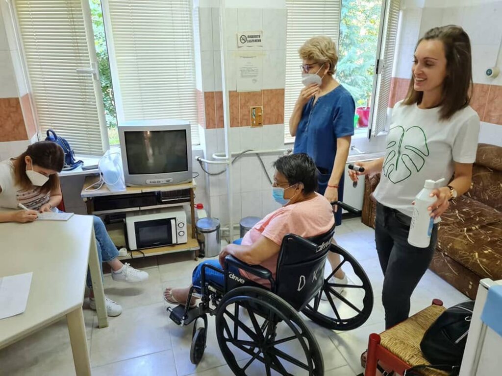 Sağlık arabulucusu yardıma muhtaç kişiler ile kurumlar arasında köprüdür