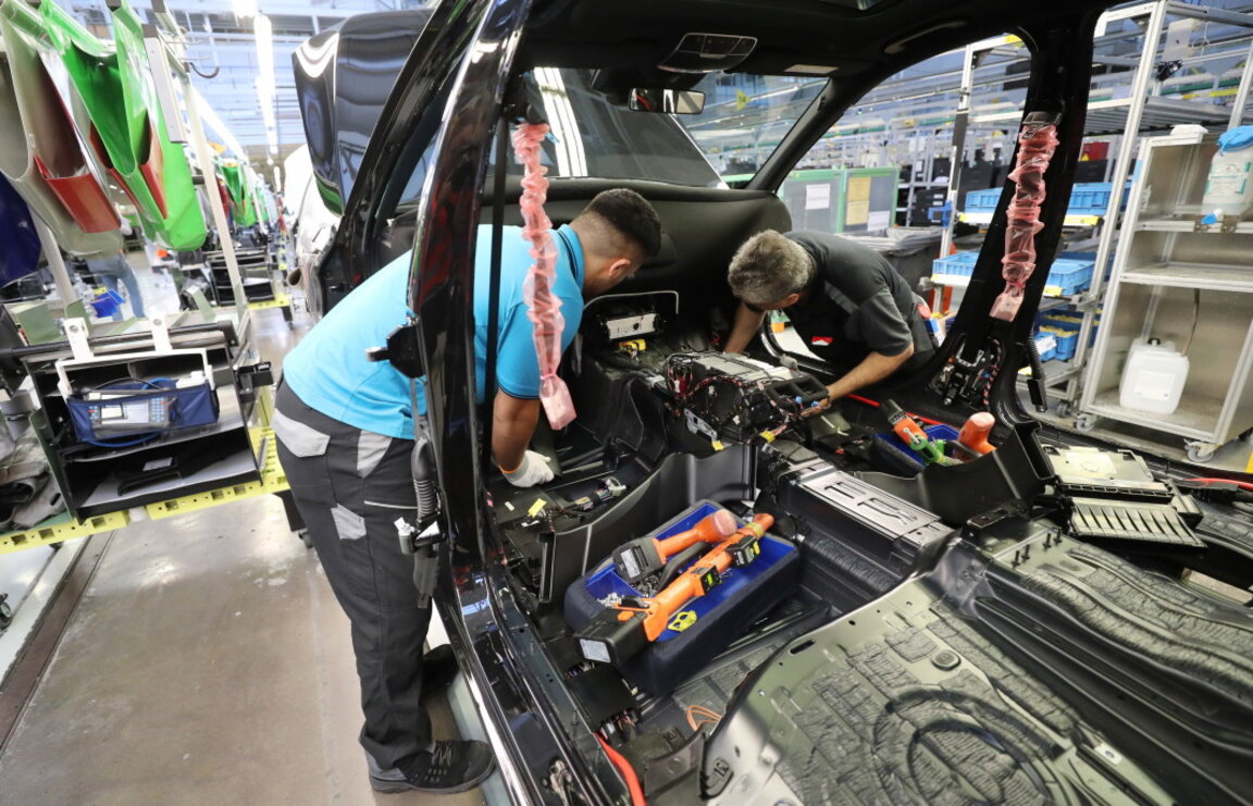 Автомобилните производители търсят ключови редкоземни елементи преди китайските ограничения