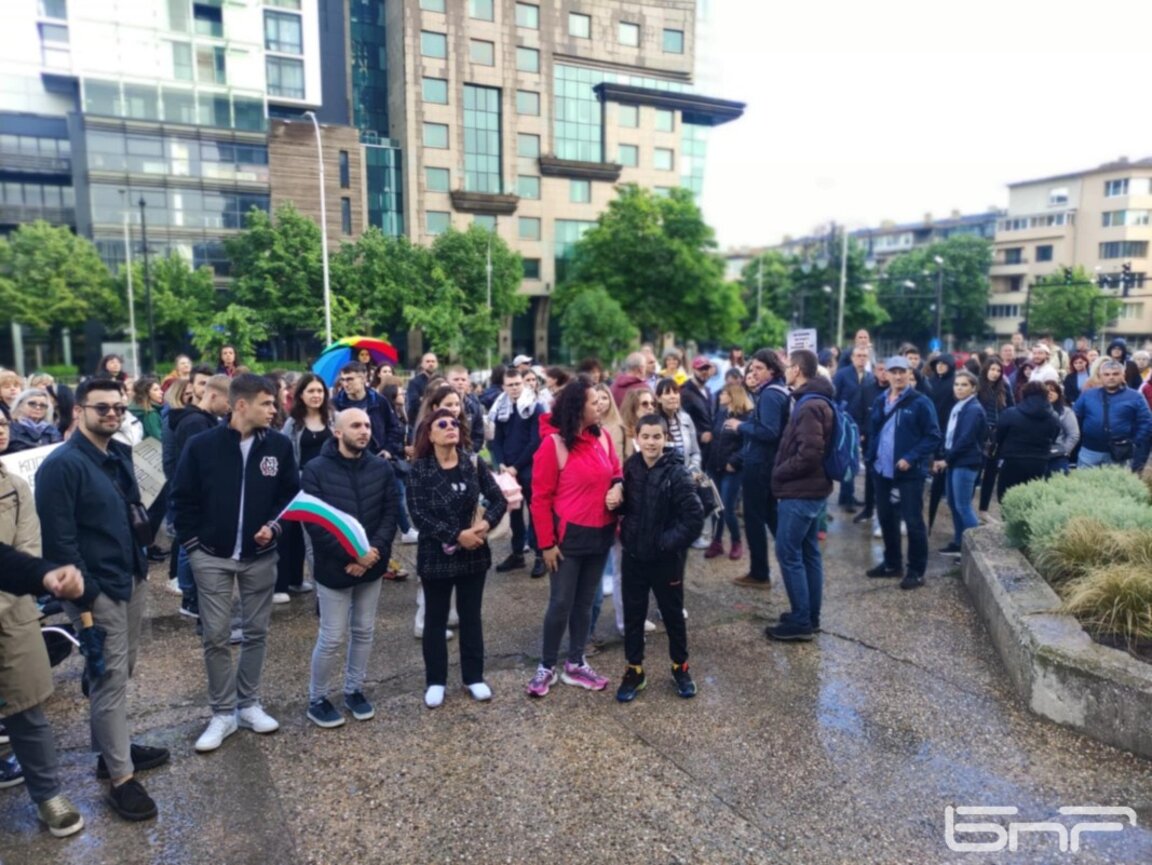 15-часови дежурства, 1200 лв. заплата: Стотици медицински сестри и лекари на протест във Варна