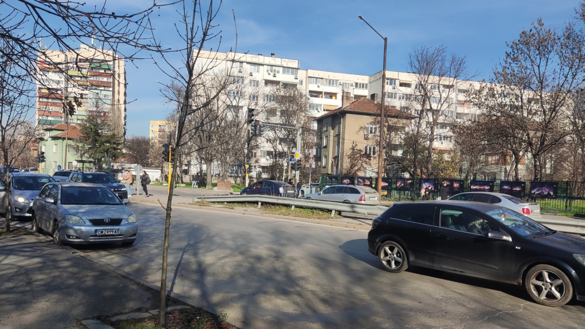 Катастрофа блокира движението в час пик в столичния кв."Иван Вазов"