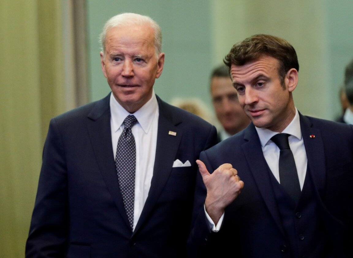 Президентите на САЩ Джо Байдън (вляво) и на Франция Еманюел Макрон по време на срещата на НАТО - Брюксел, 24 март 2022