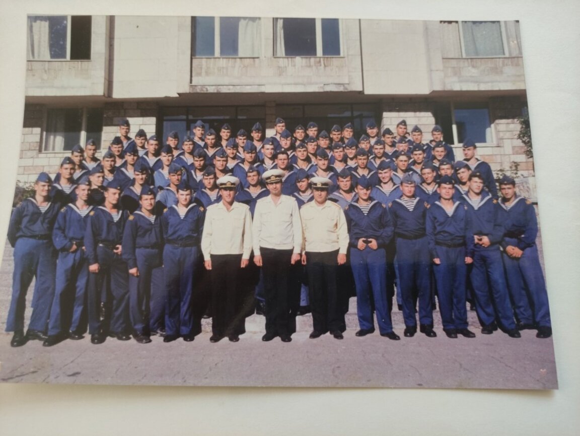 Марин Маринов е на първия ред, четвъртият от ляво надясно, випуск 1997 г., корабоводене за ВМС.
