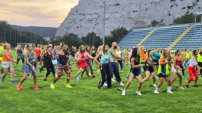 Λάτρεις της Zumba συγκεντρώνονται στο φεστιβάλ «Alegria» στο Μπαλτσίκ
