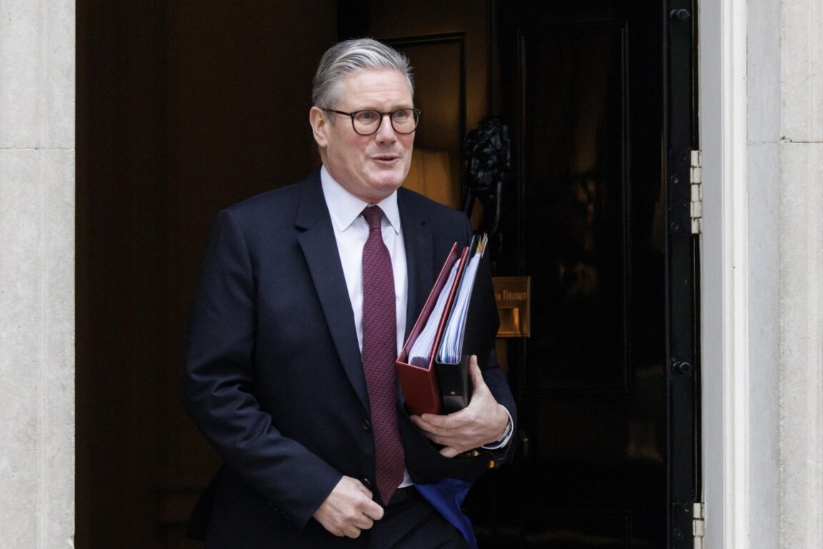 Британският премиер Кийр Стармър напуска официалната си резиденция на Даунинг стрийт 10.