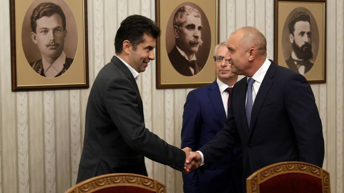 Кирил Петков (вляво) и Николай Денков (на втори план в центъра) от ПП-ДБ при президента Радев (вдясно), архив.