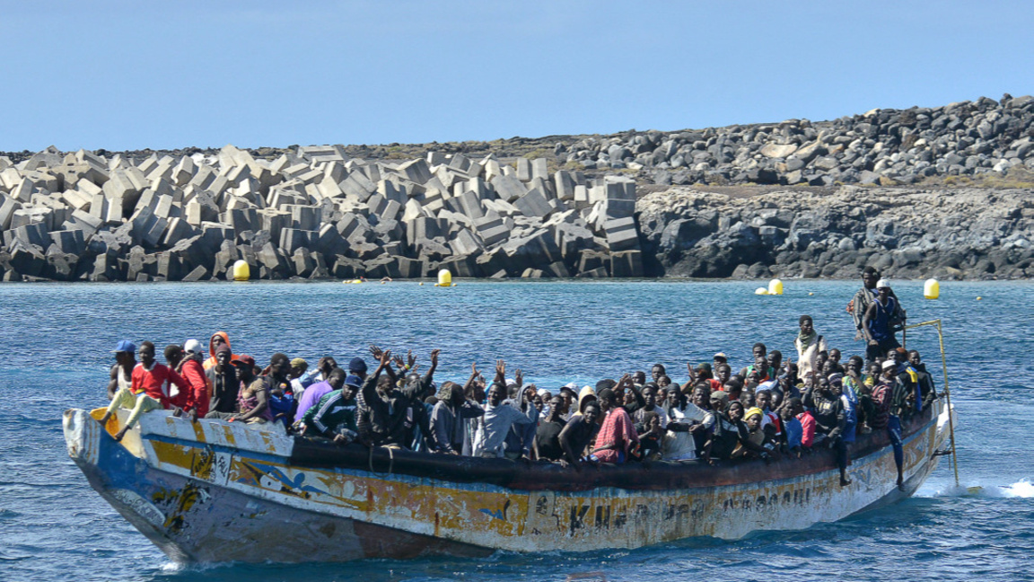 Лодка с мигранти пристига на Канарските острови.
