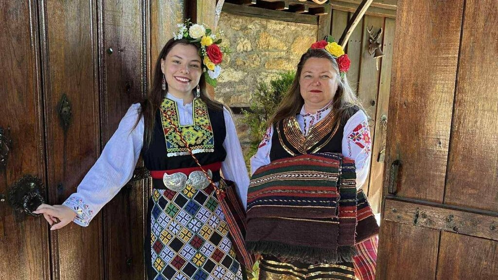 Desislava Marinova confecciona trajes tradicionales búlgaros auténticos 
