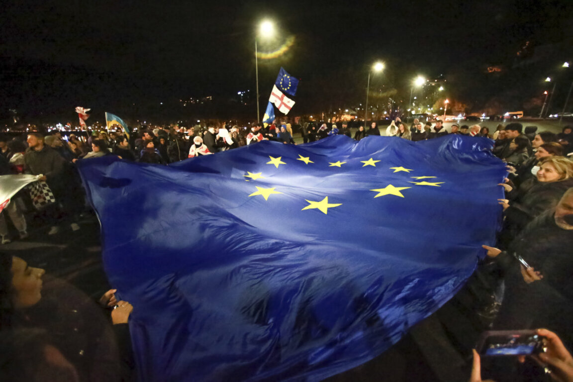 Огромно знаме на ЕС е развято по време на митинг срещу предполагаеми нарушения на последните парламентарни избори в Тбилиси, 04.11.2024 г.