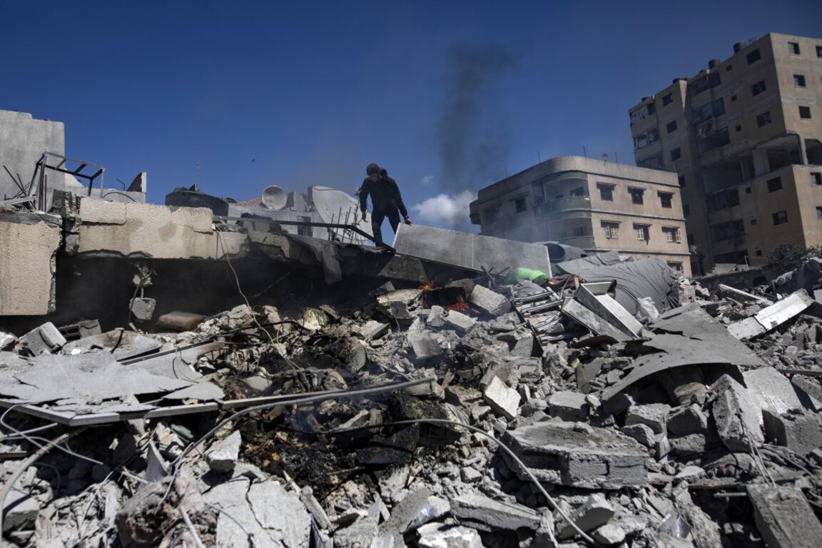 Палестинец сред разрушенията в къща, поразена от израелски въздушен удар в град Газа, северната част на Ивицата Газа, 19 март 2025 г.