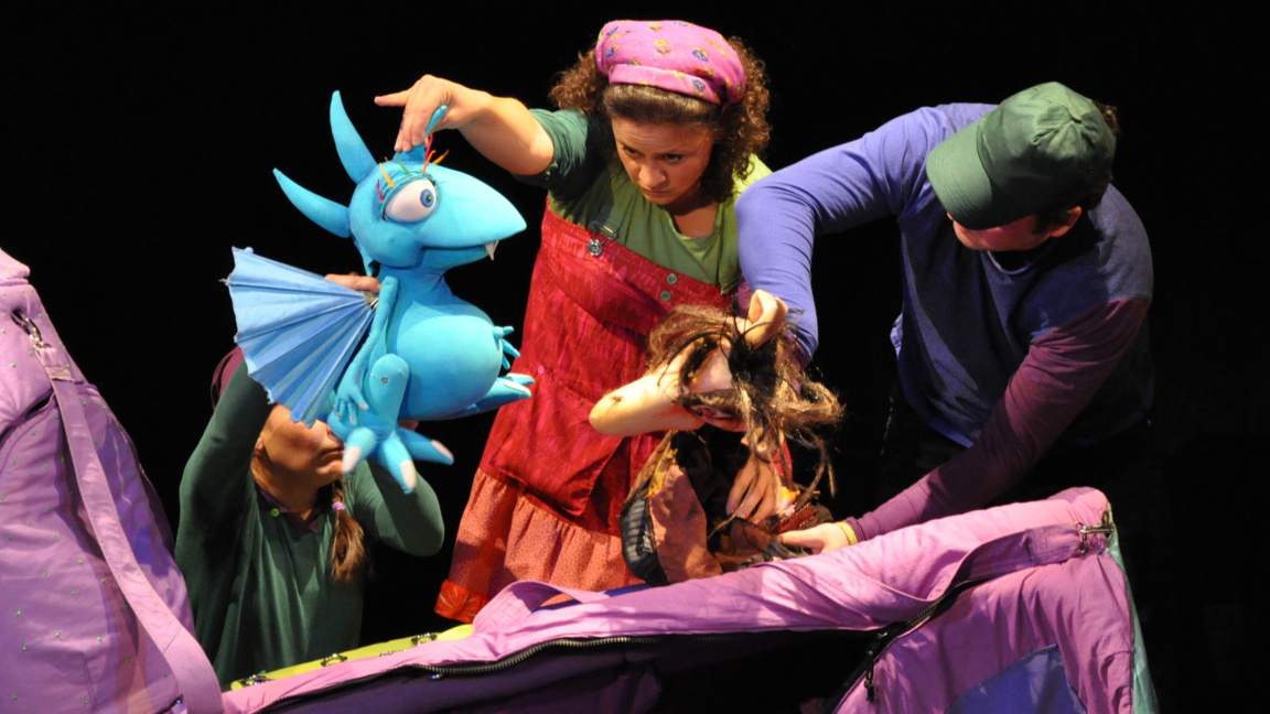 Играят спектакъла "Искам да стана голям"...