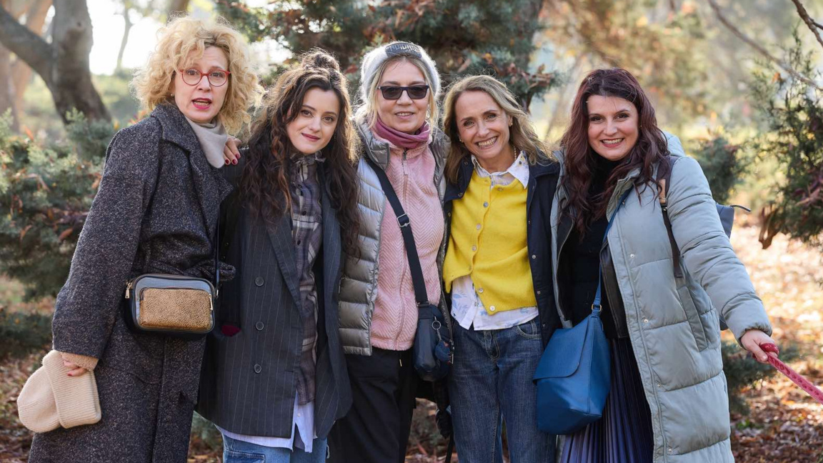 Актрисите в главните роли и Нели Димитрова по време на снимките на "Жени извън употреба"