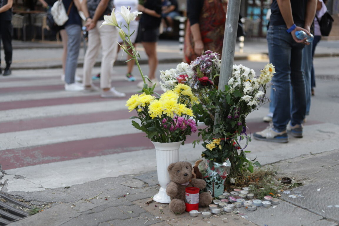 На кръстовището на столичните улици "Гурко" и "Шишман" са поставени цветя в памет на Филип, който беше блъснат от пиян шофьор на пешеходната пътека, архив.