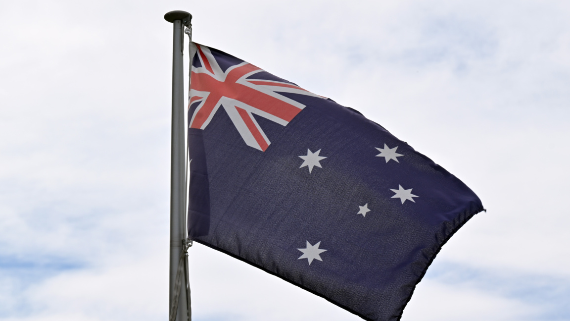Флагът на Австралия се развява пред парламента в Канбера.
