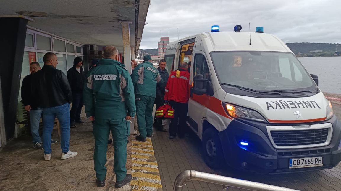 Транспортираха пострадали от ударения с дронове кораб към болница във Варна