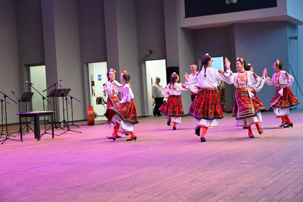 The memory of Bulgarian ensemble "Guslarche" brings dancers back from abroad