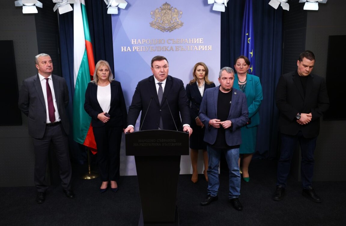 Представители на управляващото мнозинство правят изявление за медиите НС - 27 март 2027 т. На катедрата в центъра е Костадин Ангелов.