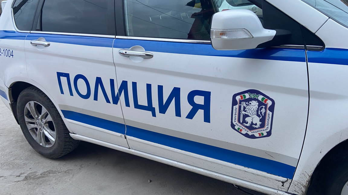Товарен микробус се обърна в канавка по пътя Черноморец-Бургас