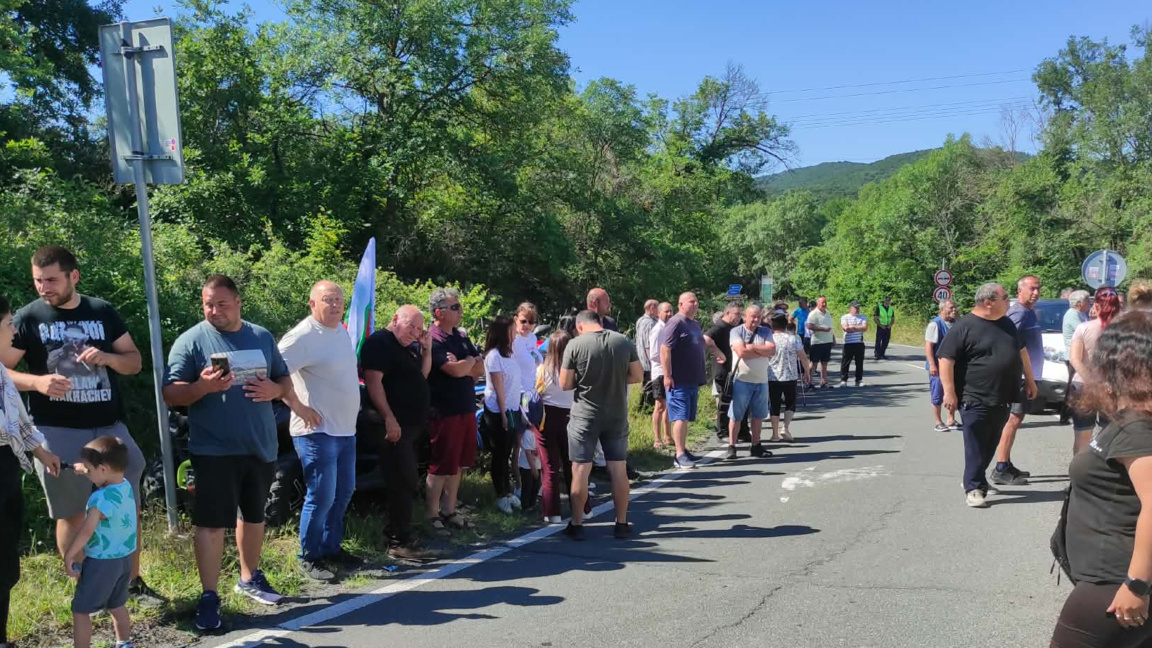 Граждани протестираха отново заради пътя от Росенец към Росен