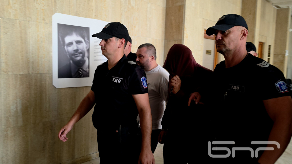 Двамата обвинени в притежание на 100 кг марихуана остават в ареста