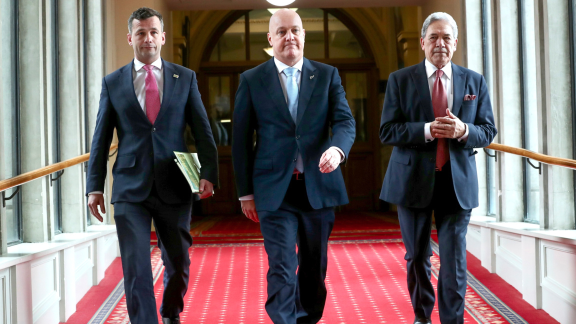 Кристофър Лъксън (в центъра) и Уинстън Питърс (вдясно)