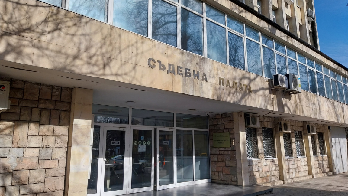 Удължават ареста на двама заподозрени за...