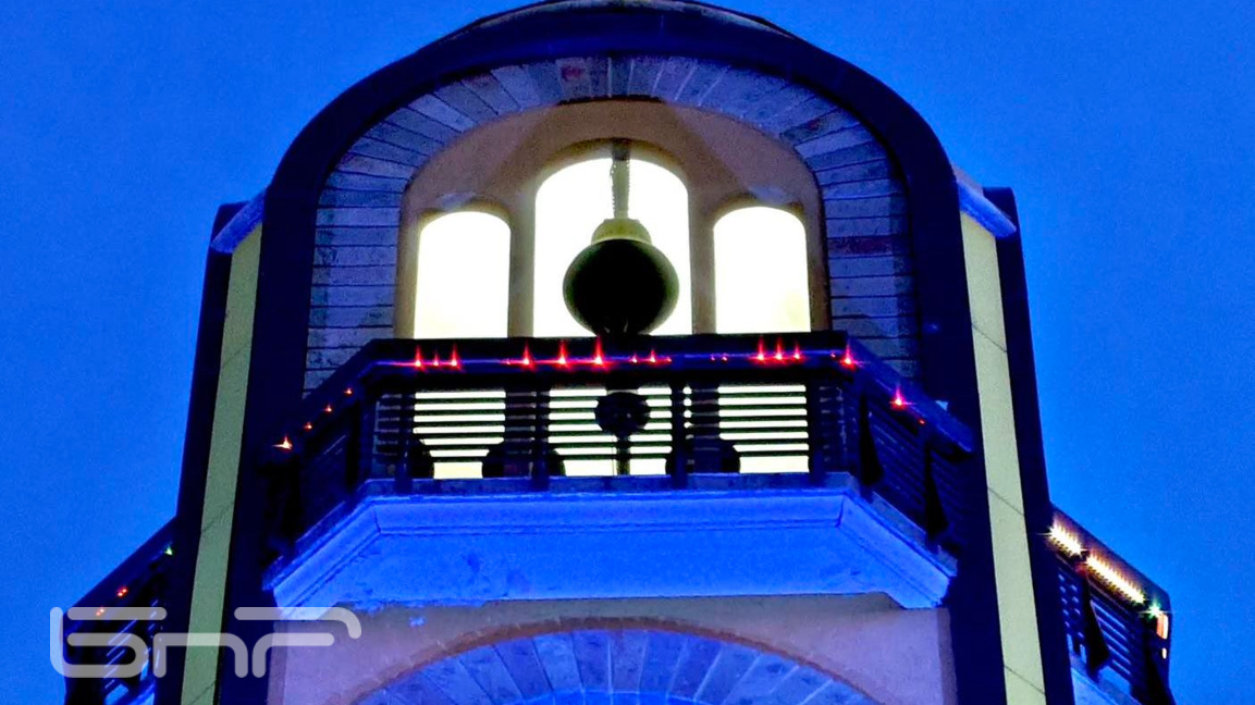 Камбанарията до монумента "Света Богород...