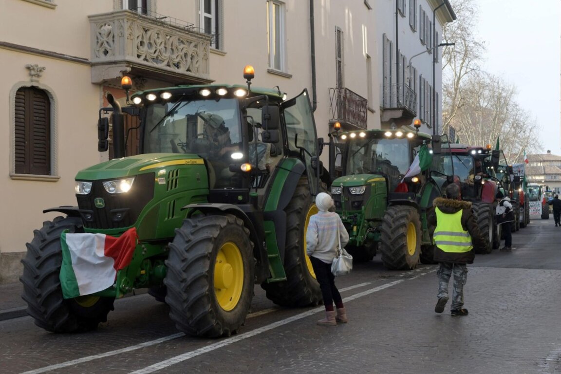 Синдикатите призоваха за край на фермерските блокади във Франция